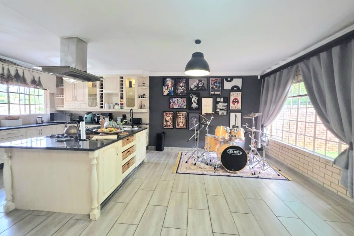 Modern Face Brick Family Home with Flatlet | Corner Stand | Three Rivers Proper. - Photo 2