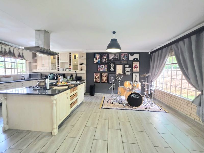 Modern Face Brick Family Home with Flatlet | Corner Stand | Three Rivers Proper. - Photo 2