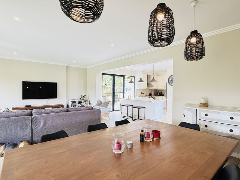 Spacious Family Home - Photo 10