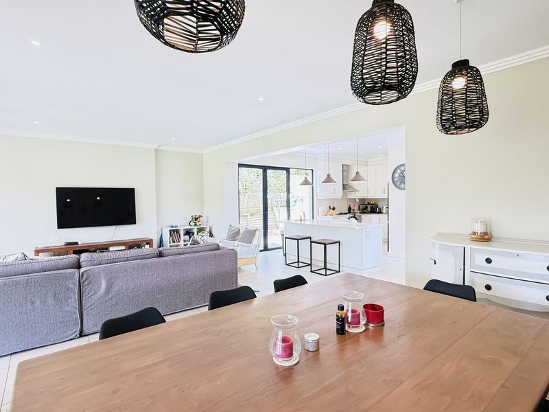 Spacious Family Home - Photo 8