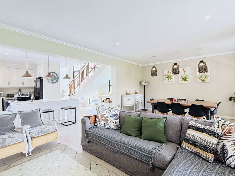 Spacious Family Home - Photo 7