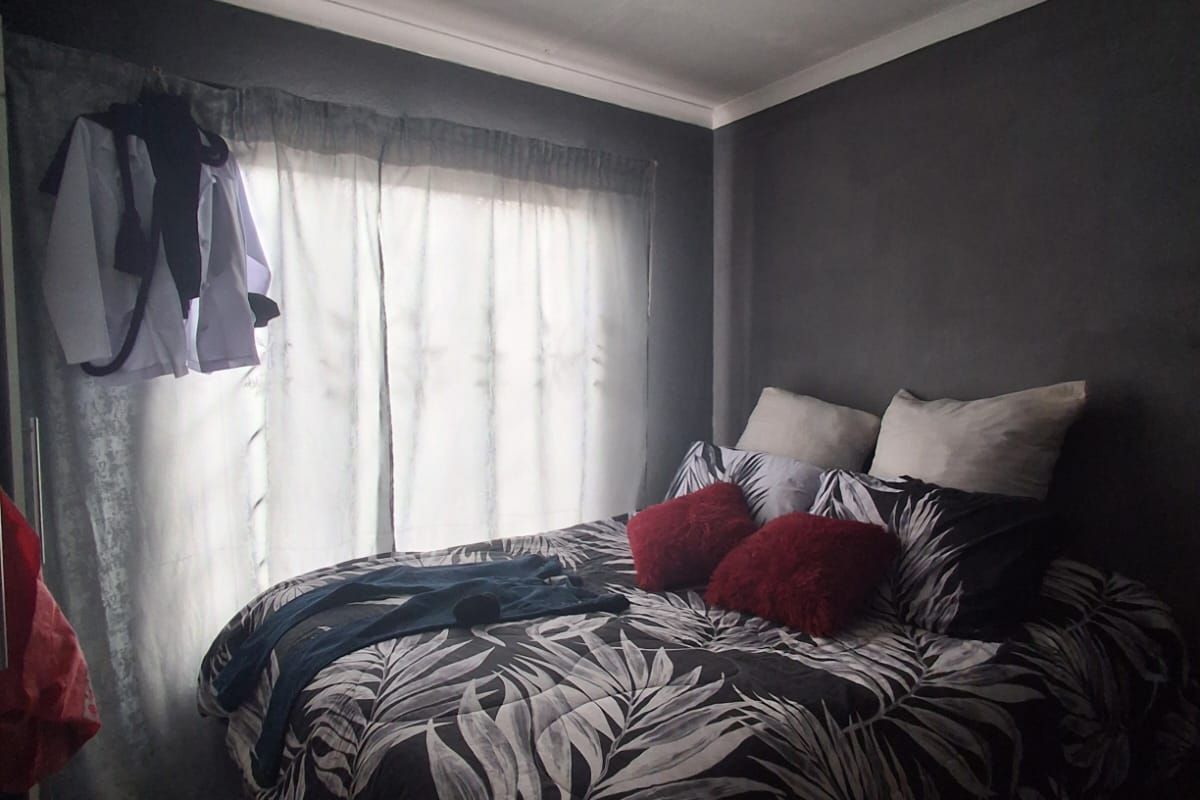 2 bedroom house in Evaton North with 3 communal cottages. - Photo 4