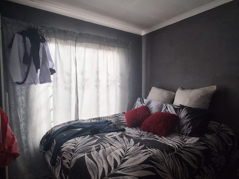 2 bedroom house in Evaton North with 3 communal cottages. - Photo 4