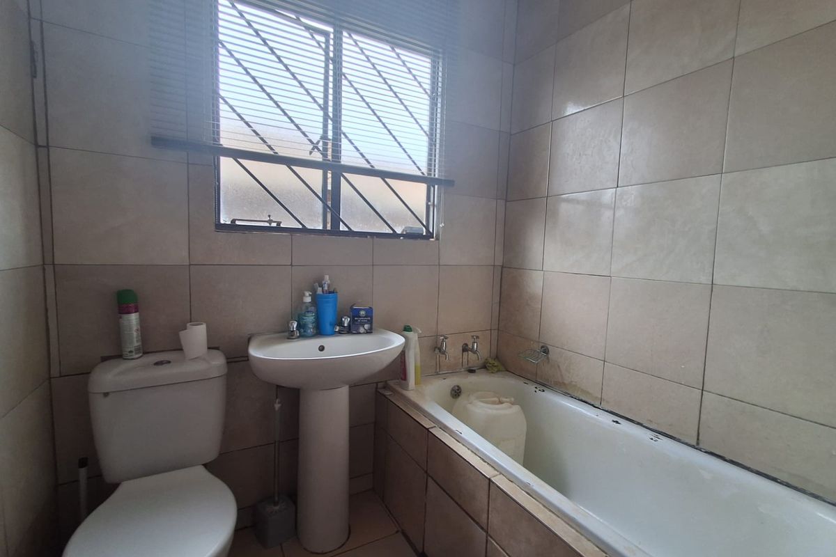 2 bedroom house in Evaton North with 3 communal cottages. - Photo 5