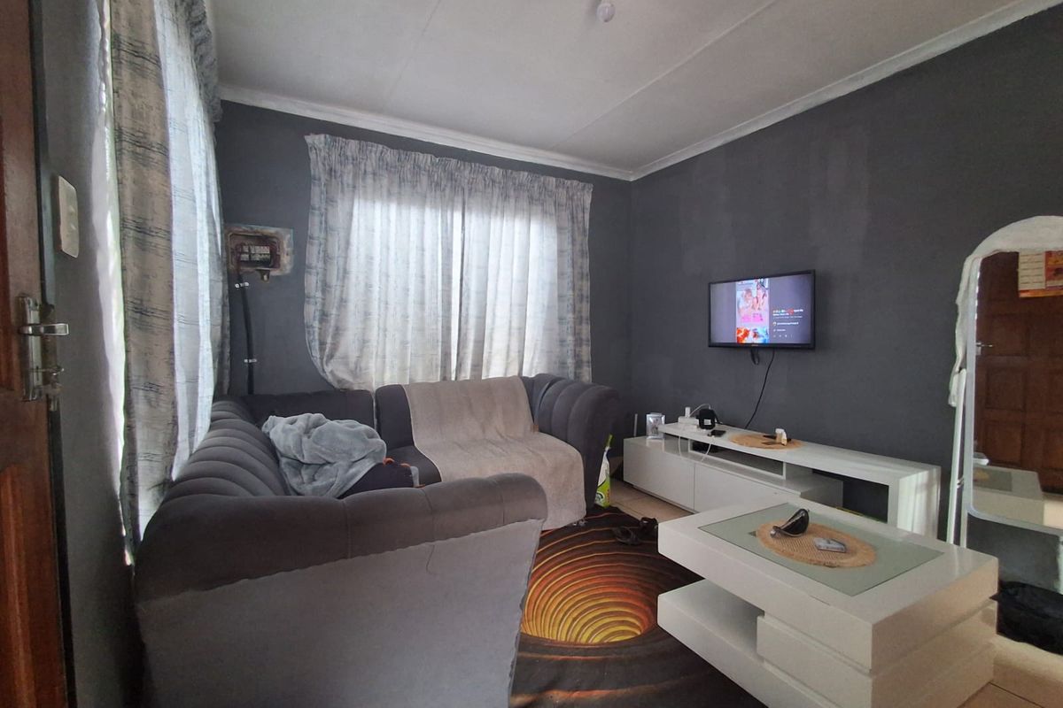 2 bedroom house in Evaton North with 3 communal cottages. - Photo 2