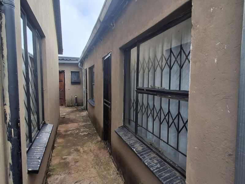 2 bedroom house in Evaton North with 3 communal cottages. - Photo 8