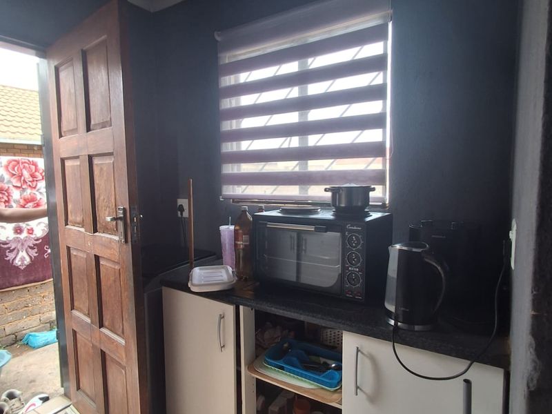 2 bedroom house in Evaton North with 3 communal cottages. - Photo 7