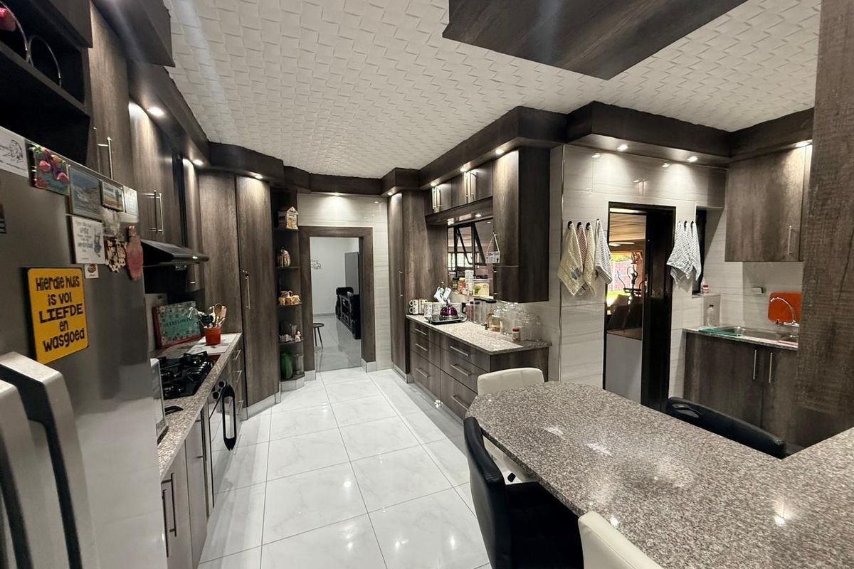 Stunning Family Home with Flatlet For Sale in Golfpark, Meyerton. - Photo 4