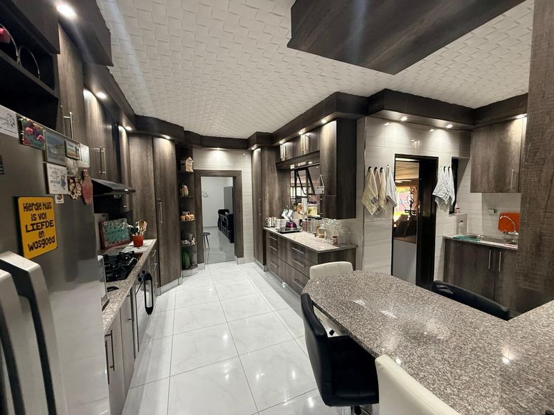 Stunning Family Home with Flatlet For Sale in Golfpark, Meyerton. - Photo 4