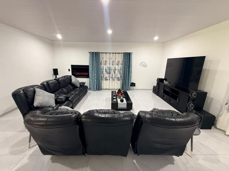 Stunning Family Home with Flatlet For Sale in Golfpark, Meyerton. - Photo 10