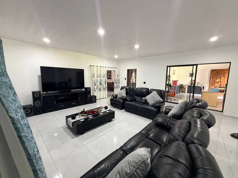 Stunning Family Home with Flatlet For Sale in Golfpark, Meyerton. - Photo 9