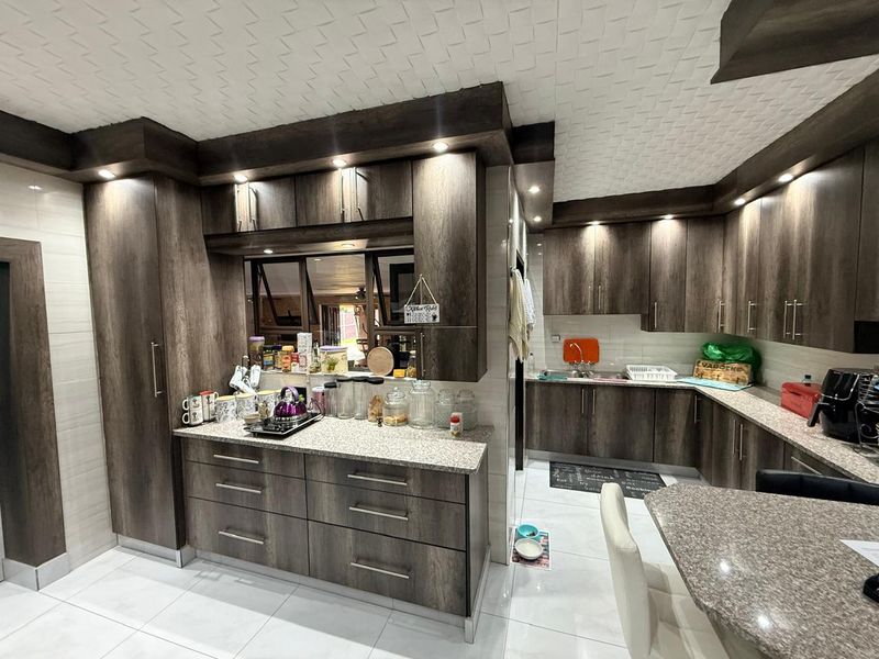 Stunning Family Home with Flatlet For Sale in Golfpark, Meyerton. - Photo 8