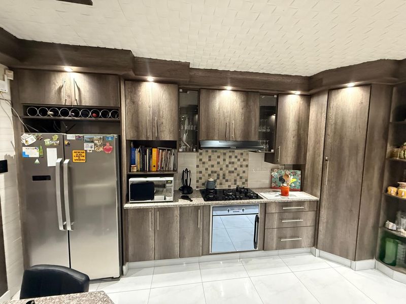 Stunning Family Home with Flatlet For Sale in Golfpark, Meyerton. - Photo 6