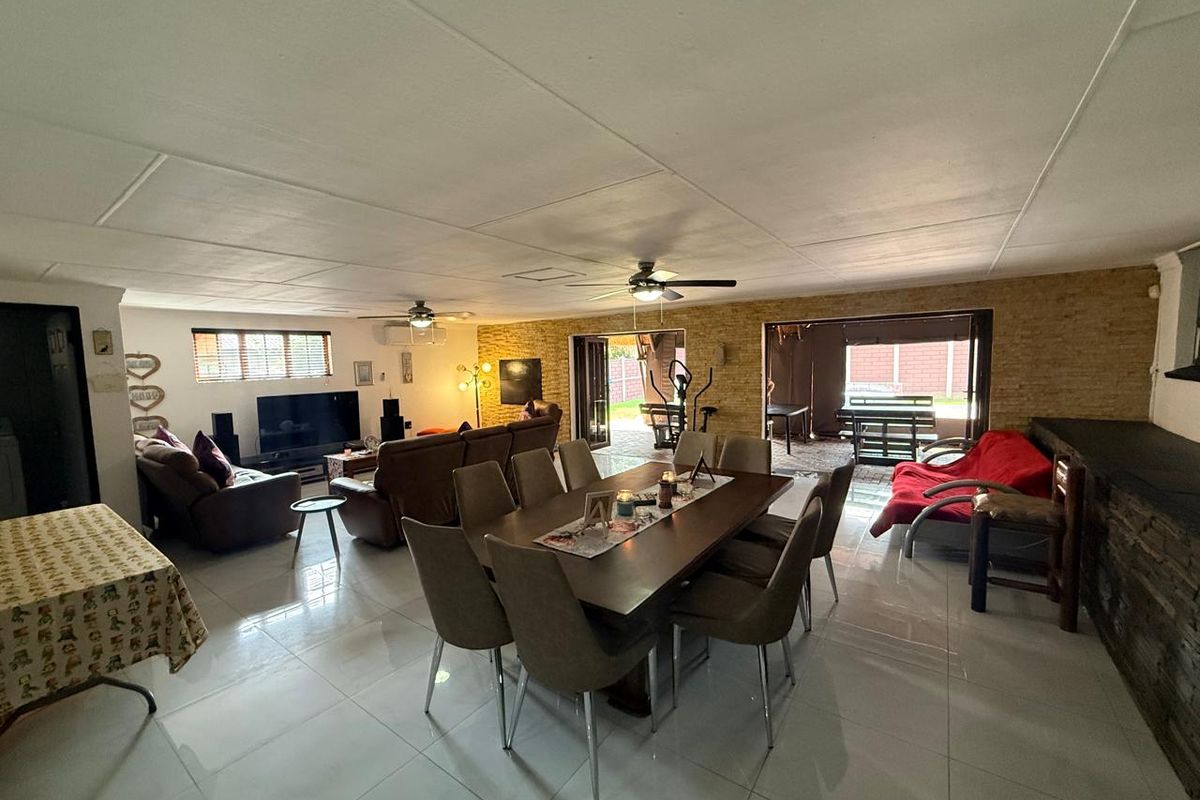 Stunning Family Home with Flatlet For Sale in Golfpark, Meyerton. - Photo 5