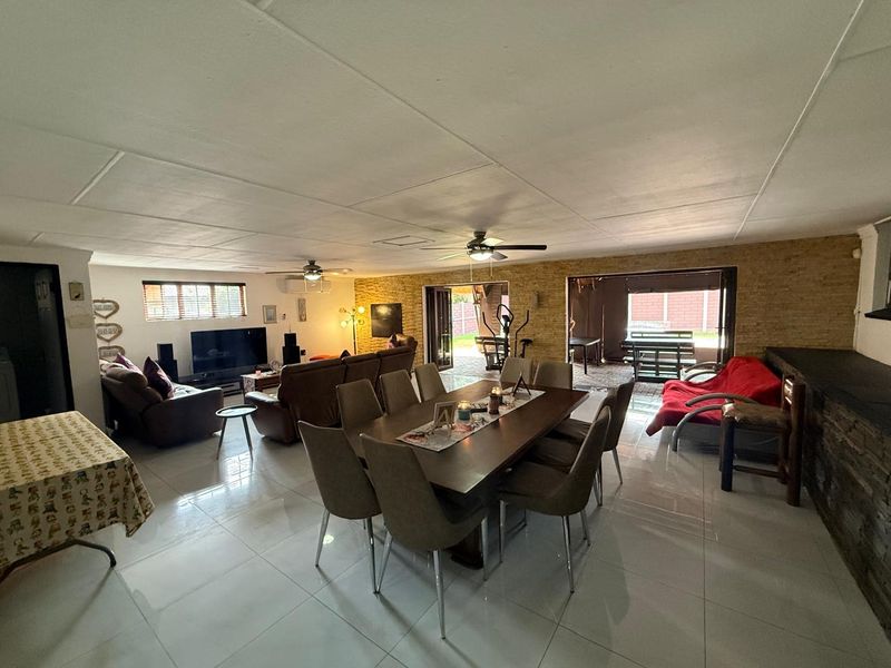 Stunning Family Home with Flatlet For Sale in Golfpark, Meyerton. - Photo 5