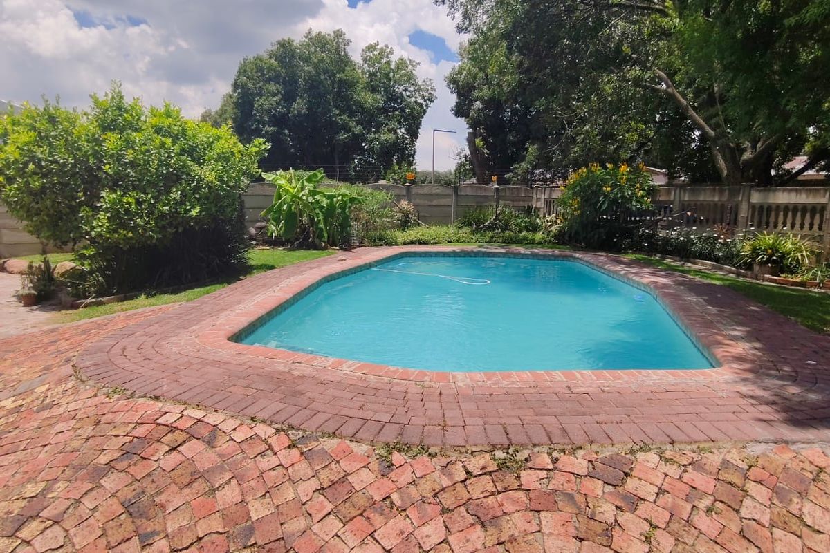 This bargain sale is located walking distance to Sasolburg town. - Photo 4