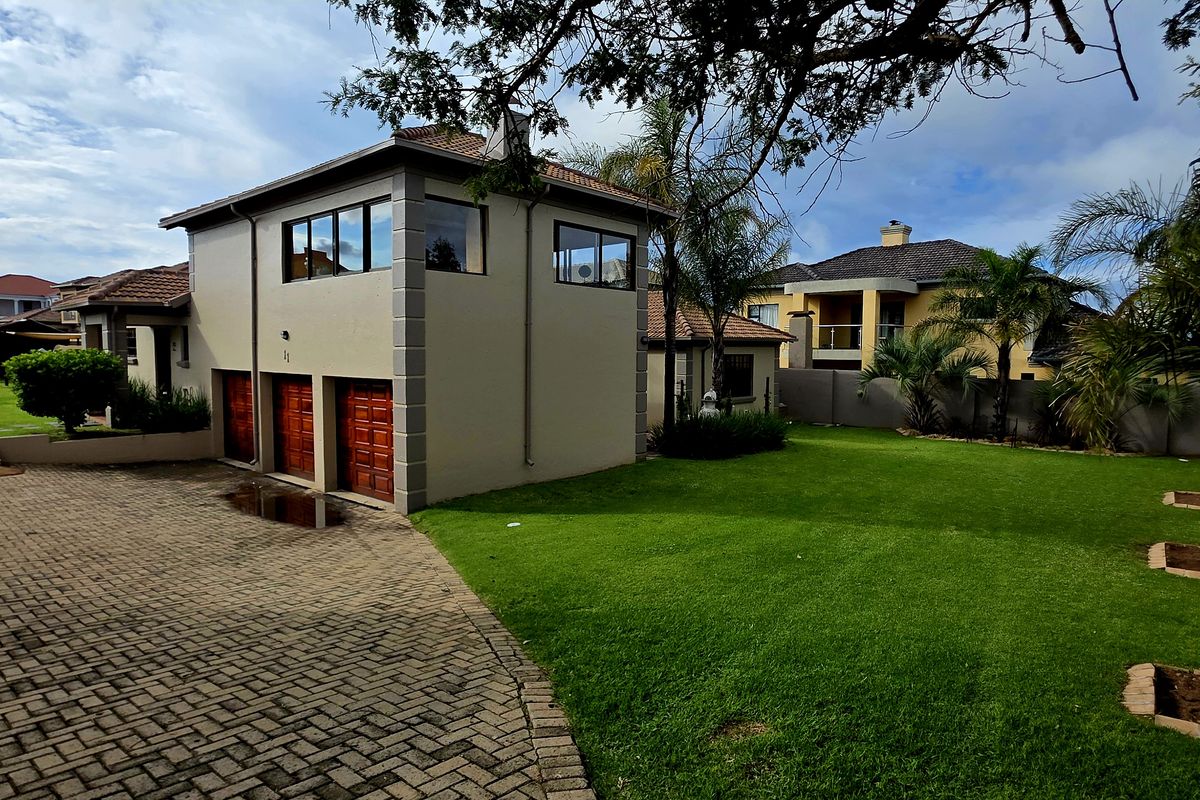 Discover the epitome of elegance and comfort in this immaculate double-storey Tuscan family home. - Photo 3