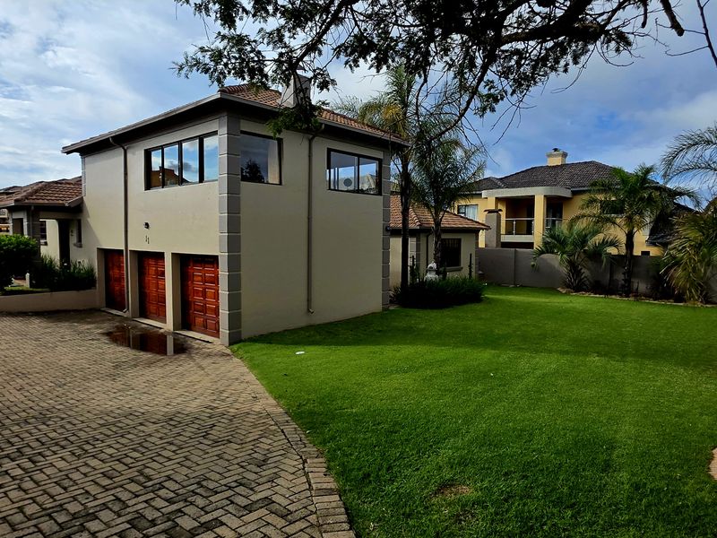 Discover the epitome of elegance and comfort in this immaculate double-storey Tuscan family home. - Photo 3