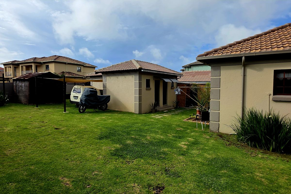 Discover the epitome of elegance and comfort in this immaculate double-storey Tuscan family home. - Photo 5