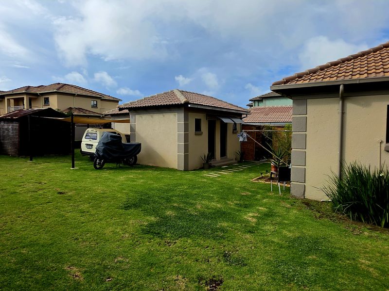 Discover the epitome of elegance and comfort in this immaculate double-storey Tuscan family home. - Photo 5