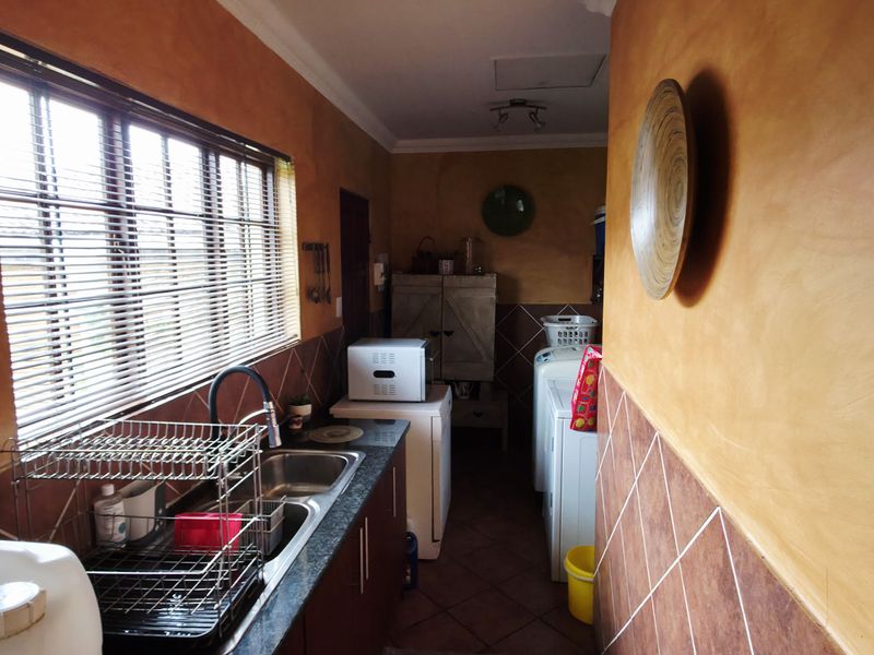 Discover the epitome of elegance and comfort in this immaculate double-storey Tuscan family home. - Photo 9