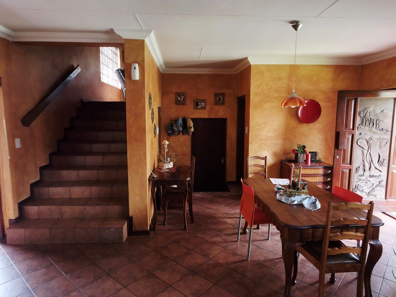 Discover the epitome of elegance and comfort in this immaculate double-storey Tuscan family home. - Photo 10