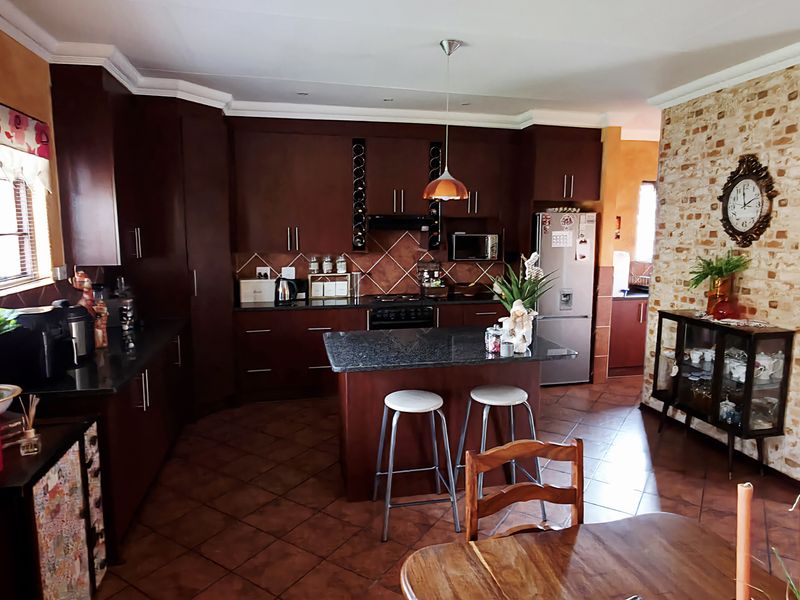 Discover the epitome of elegance and comfort in this immaculate double-storey Tuscan family home. - Photo 8