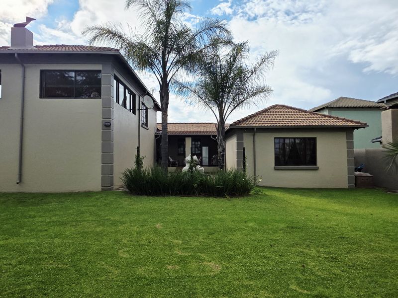 Discover the epitome of elegance and comfort in this immaculate double-storey Tuscan family home. - Photo 7