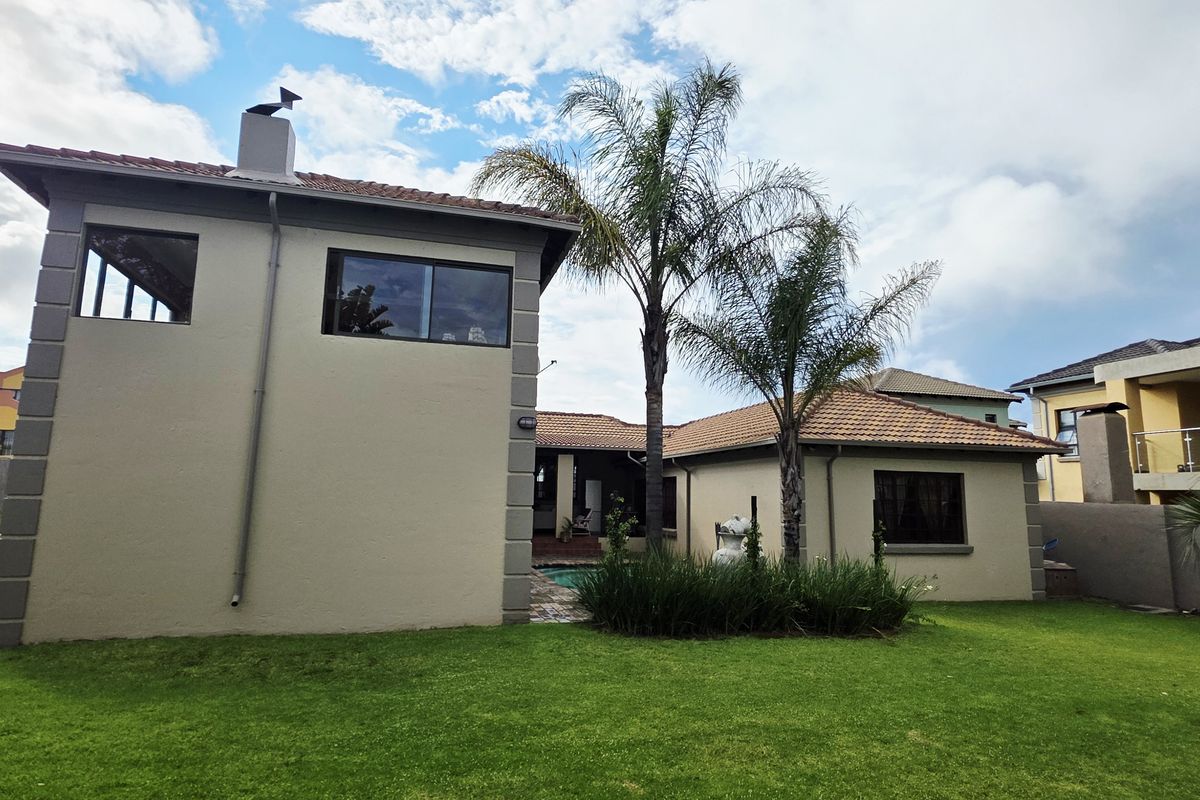 Discover the epitome of elegance and comfort in this immaculate double-storey Tuscan family home. - Photo 4