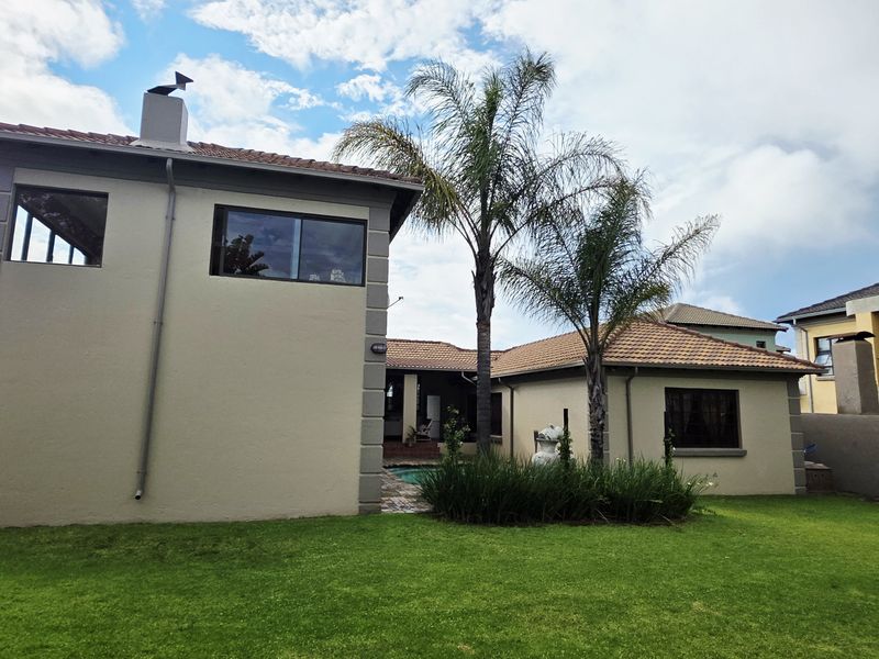 Discover the epitome of elegance and comfort in this immaculate double-storey Tuscan family home. - Photo 4