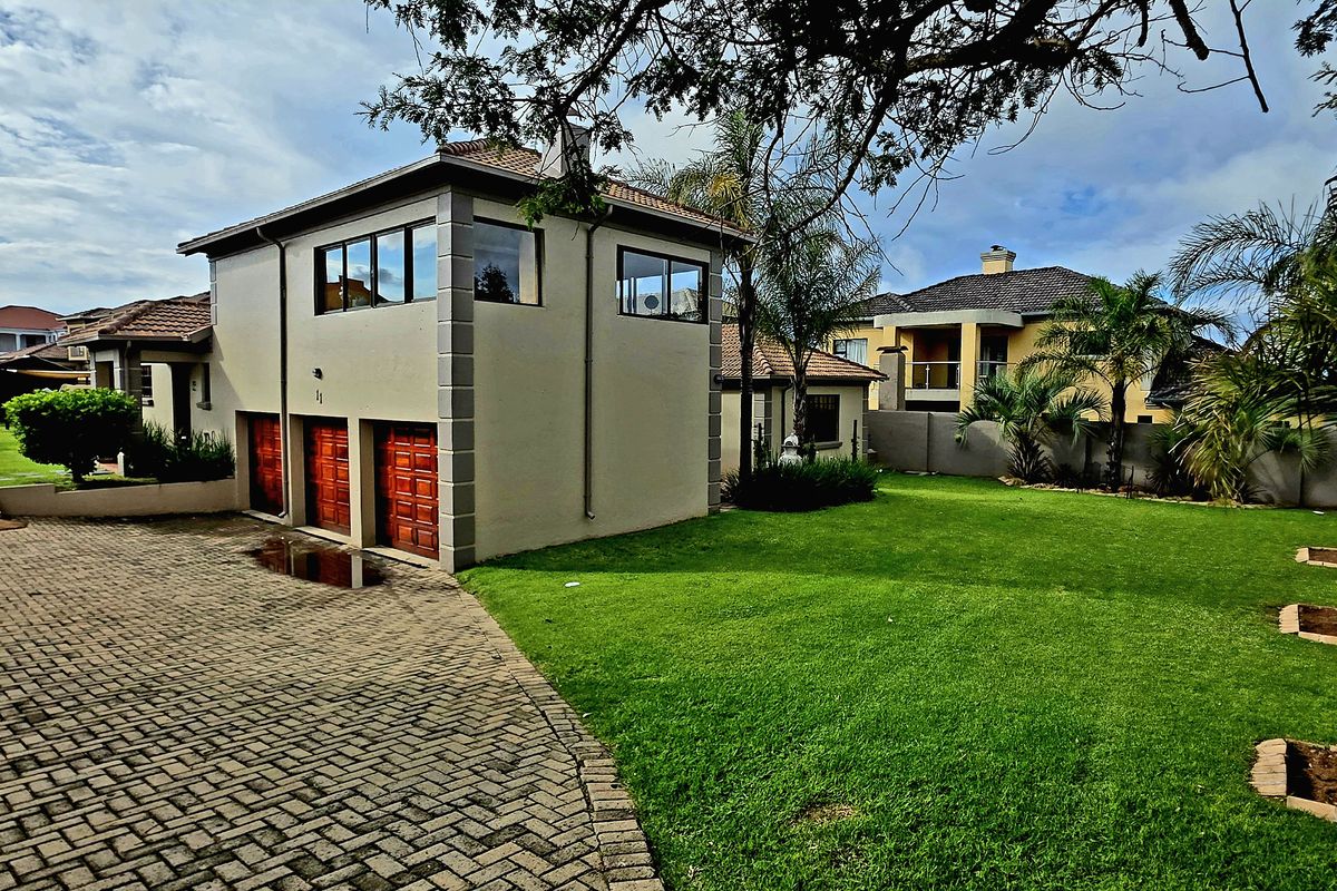 Discover the epitome of elegance and comfort in this immaculate double-storey Tuscan family home. - Photo 5