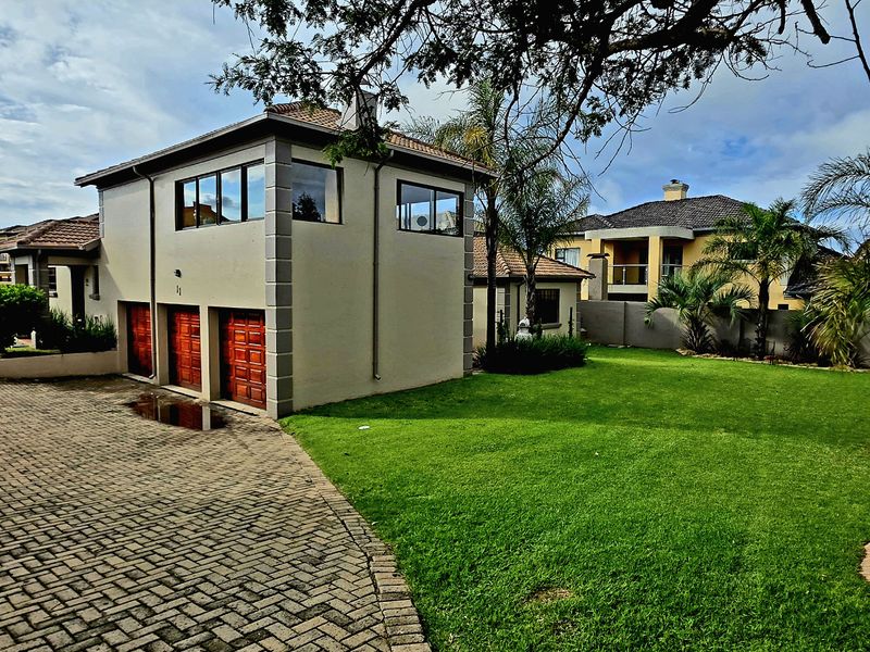 Discover the epitome of elegance and comfort in this immaculate double-storey Tuscan family home. - Photo 5