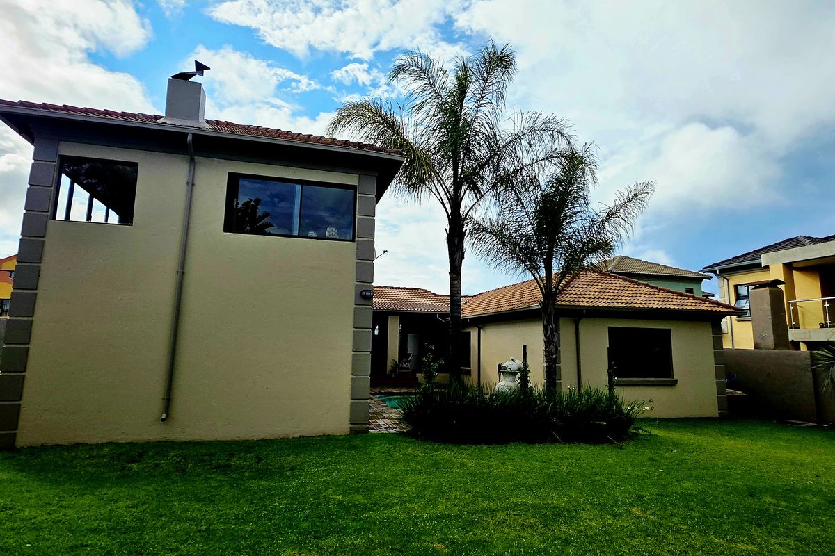 Discover the epitome of elegance and comfort in this immaculate double-storey Tuscan family home. - Photo 4