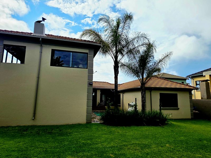 Discover the epitome of elegance and comfort in this immaculate double-storey Tuscan family home. - Photo 4