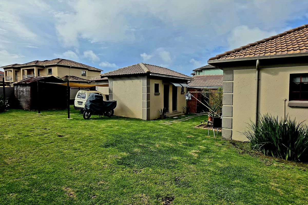 Discover the epitome of elegance and comfort in this immaculate double-storey Tuscan family home. - Photo 3