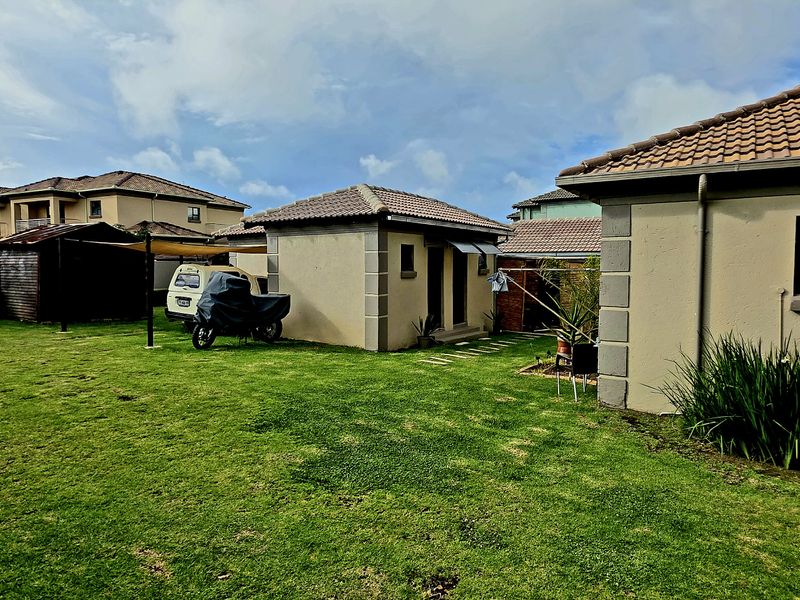 Discover the epitome of elegance and comfort in this immaculate double-storey Tuscan family home. - Photo 3