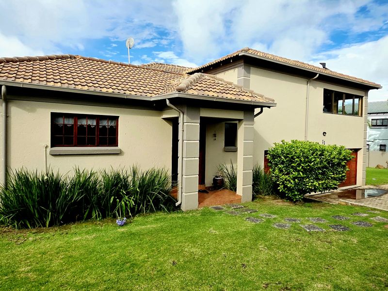 Discover the epitome of elegance and comfort in this immaculate double-storey Tuscan family home. - Photo 2