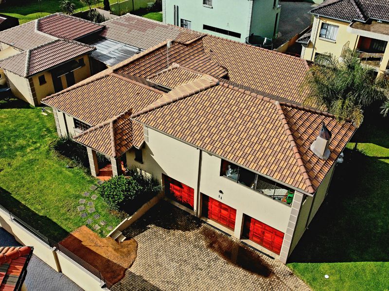 Discover the epitome of elegance and comfort in this immaculate double-storey Tuscan family home. - Photo 7