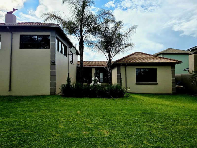 Discover the epitome of elegance and comfort in this immaculate double-storey Tuscan family home. - Photo 6
