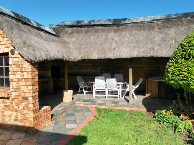 Absolutely perfect home for a family!! - Photo 3