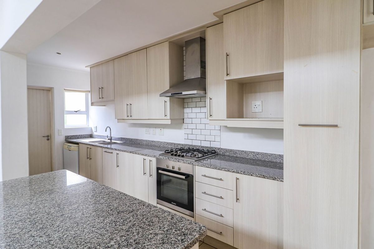 For Sale 3 bedroomed Townhouse - Photo 5