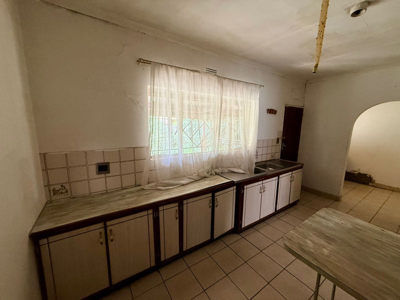 3 Bedroom House for Sale . - Photo 8