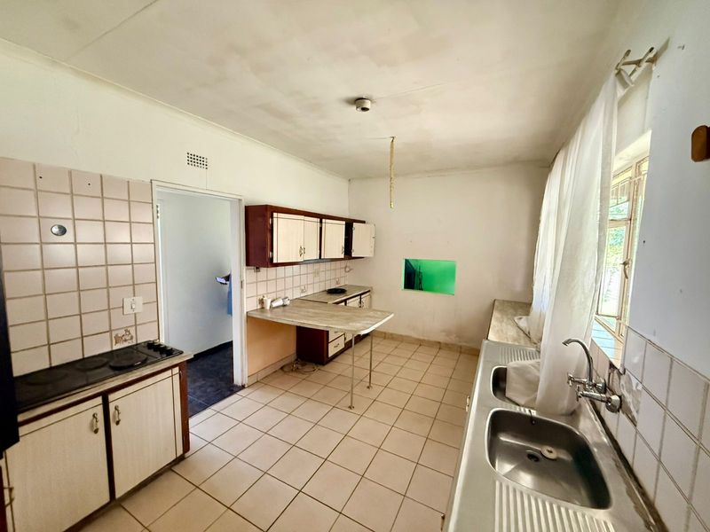 3 Bedroom House for Sale . - Photo 5