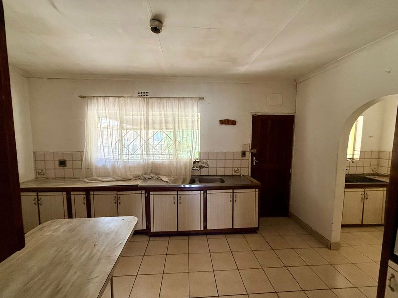 3 Bedroom House for Sale . - Photo 6