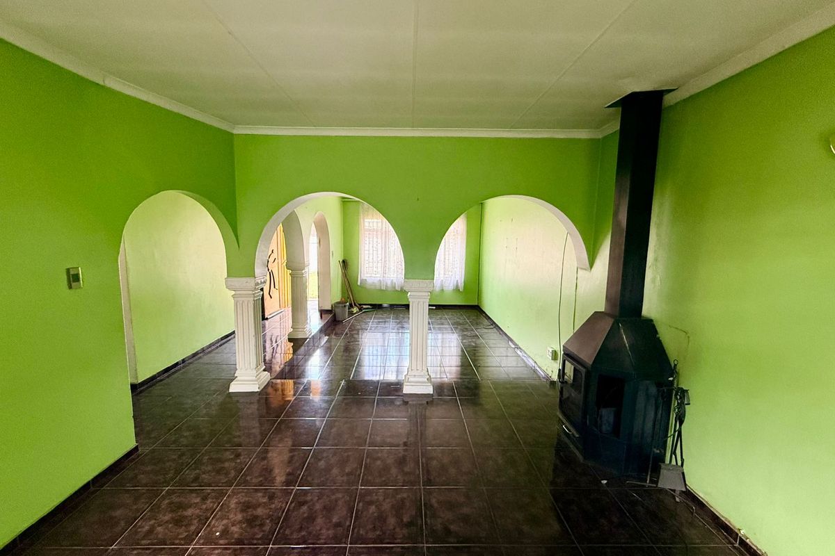 3 Bedroom House for Sale . - Photo 2