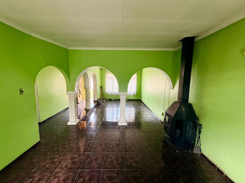 3 Bedroom House for Sale . - Photo 2