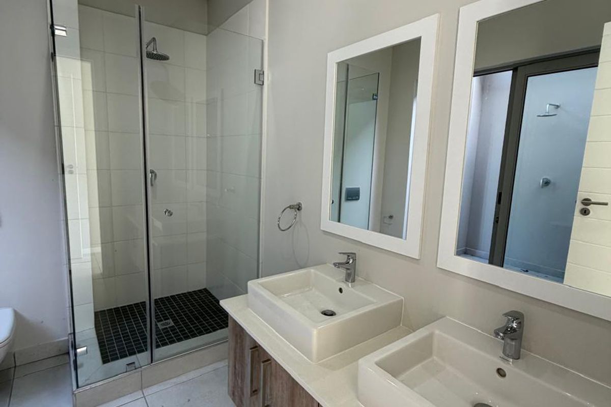 Modern Four-Bedroom Home in Exclusive Palm Lakes Development - Photo 5