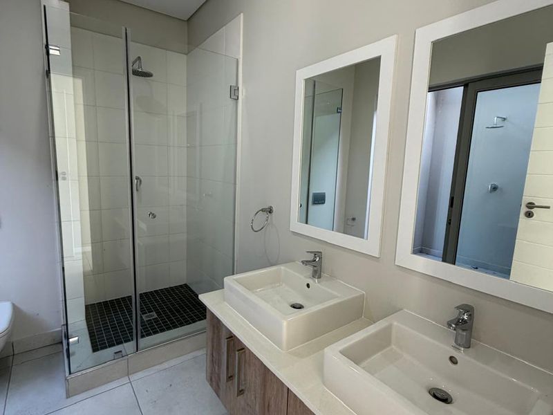 Modern Four-Bedroom Home in Exclusive Palm Lakes Development - Photo 5