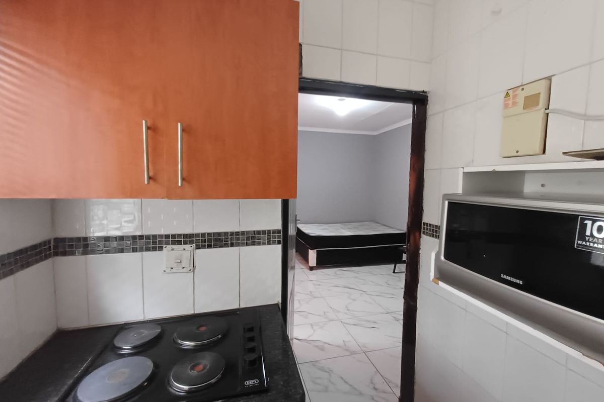 HUGE INVESTMENT PROPERTY IN SE 7. - Photo 5