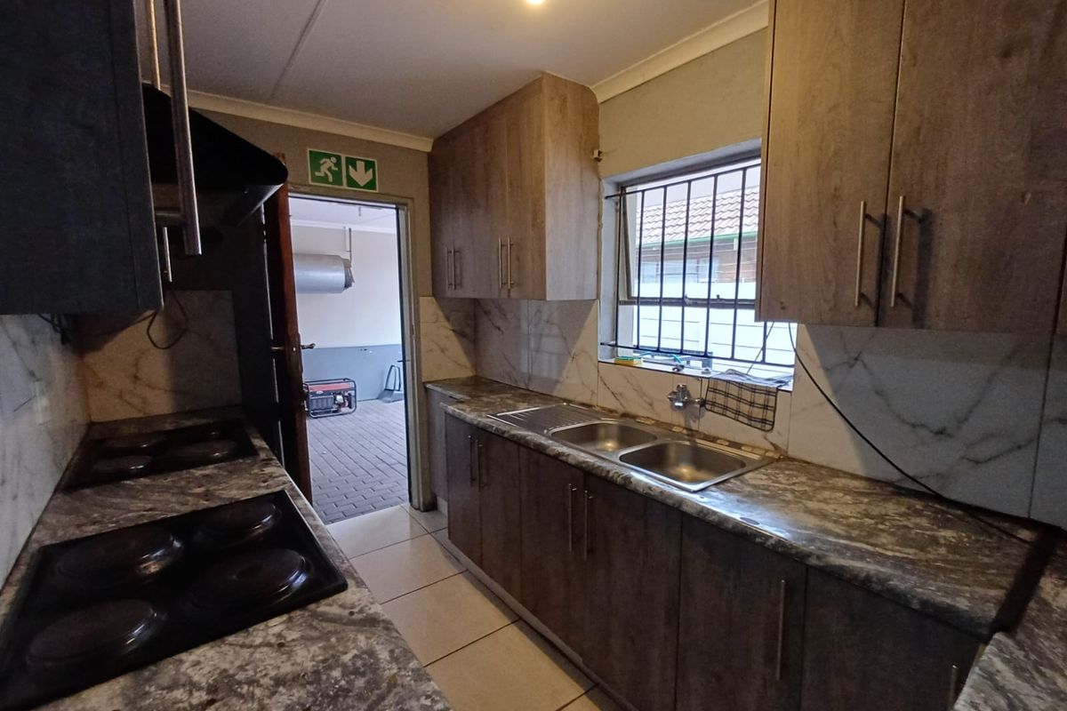 HUGE INVESTMENT PROPERTY IN SE 7. - Photo 4